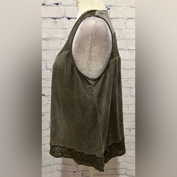 Fourteenth Place Women’s Gray With Gold Sleeveless Blouse Tank Top Sz Large - Picture 3 of 6